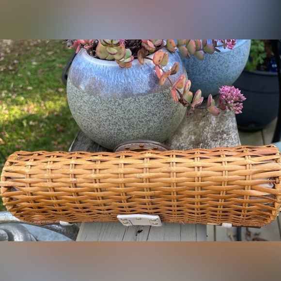 Michael Kors clutch. Woven. With twist lock. - Picture 9 of 17